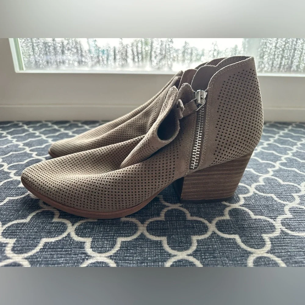 Vince Camuto Nethora Perforated Taupe Leather Ankle Boots- size 7.5